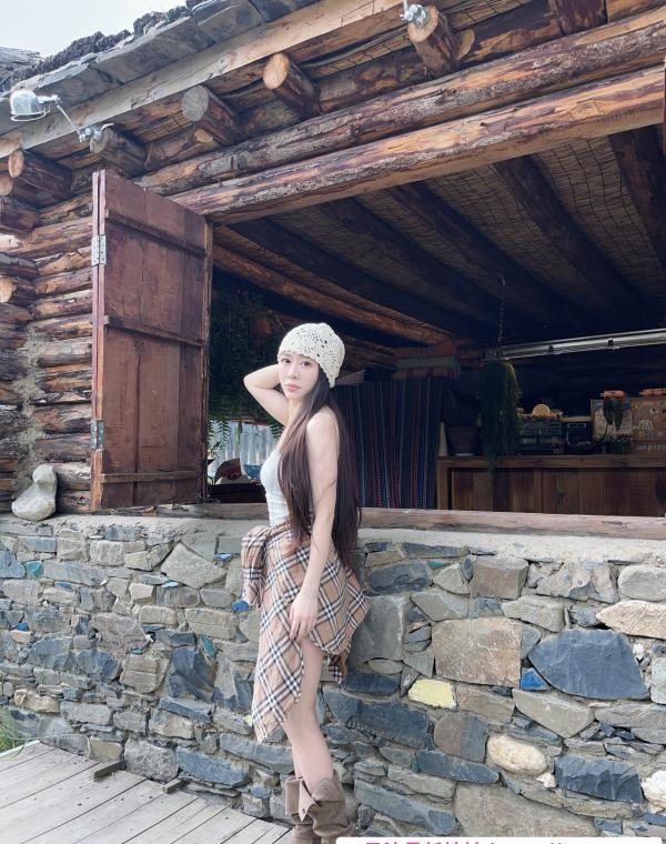 肤白高挑长腿颜值妹子   