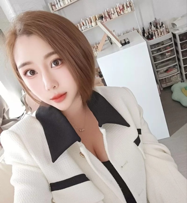 朝阳区黑丝美女化妆师